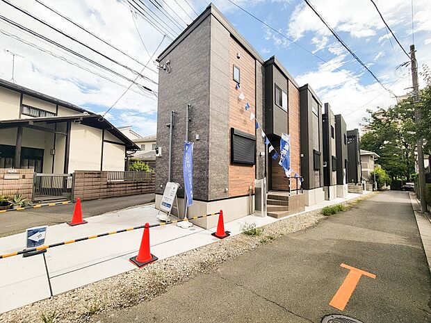 3号棟【駐車場】毎日の生活にマイカーが必須という方は、購入を検討する際、駐車場があることは大事な条件です。毎日の通勤や家族の送迎、買い物やお出かけなどクルマのある暮らしを満喫したい方は要チェ…