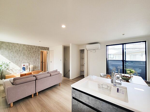 3棟【リビングダイニング17.5帖】流行に左右されず、将来にわたって価値が継続する「上質」な佇まい。