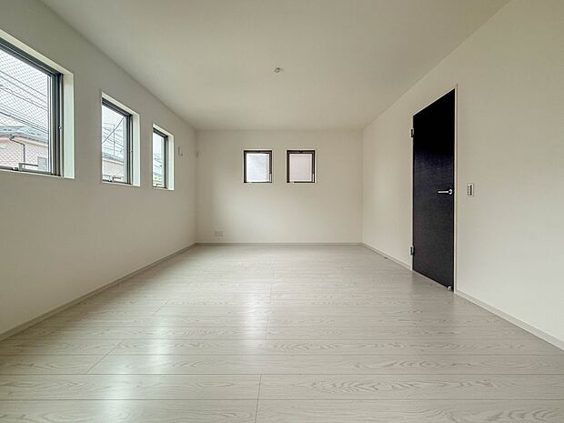 【LDK18帖】リビングルームの窓を開けると心地よい南風が入ってくる。キッズルームの窓を開けるとやさしい微風が入ってくる。家の中に風の道がある。風を生活の中で体験できる家。