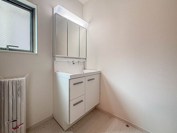 【洗面台】十分な大きさの洗面台は、身だしなみチェックや歯磨きなど、朝の慌ただしい時間でもホテルライクなスペースで余裕とゆとりを感じて頂けます。