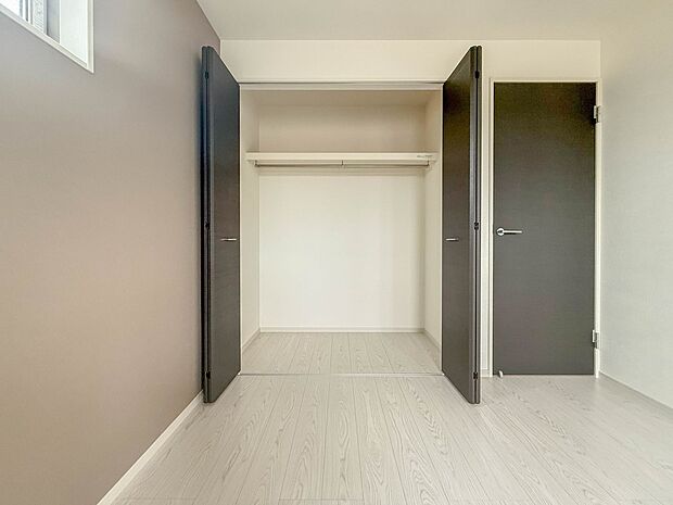 【収納】各部屋を最大限に広く使って頂ける様、全居住スペースに収納付。プライベートルームはゆったりと快適に。