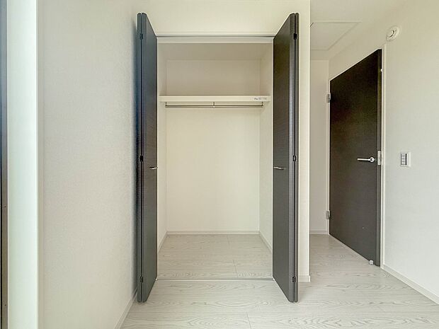 【収納】限られたスペースを有効に活用できる壁面クローゼット。