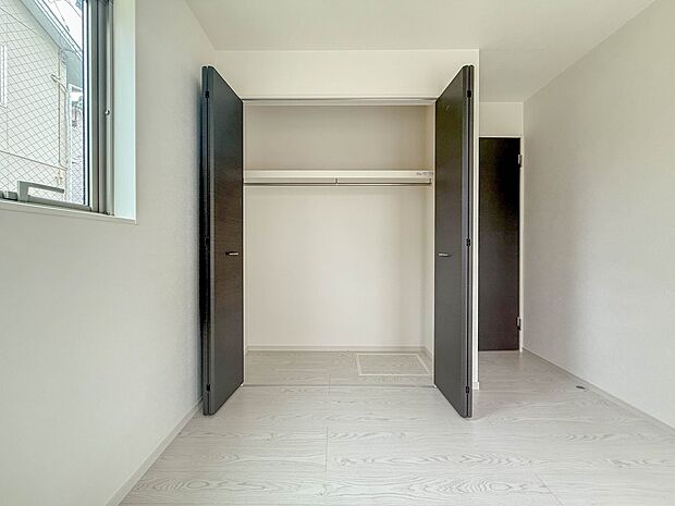 【収納】衣類をたくさんお持ちの方も、限られたスペース内に無理なく収納することができます。