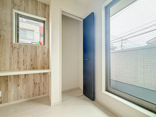 【収納】各所に配置された収納スペースは、洋服や小物はもちろんのこと、掃除機や日用予備品・お子様のおもちゃなど様々な物を収納して頂ける便利なスペースです。