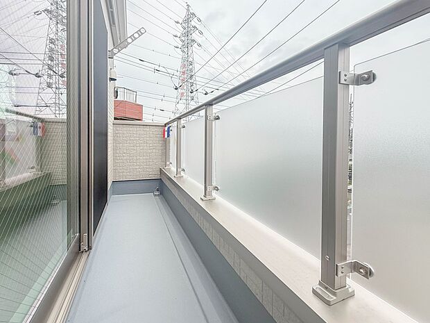 【バルコニー】朝の澄んだ空気や、夕方に吹く清々しい風を五感で感じられるバルコニー。屋外にあって、住まいの中でも本当の自然を感じられるスペースです。