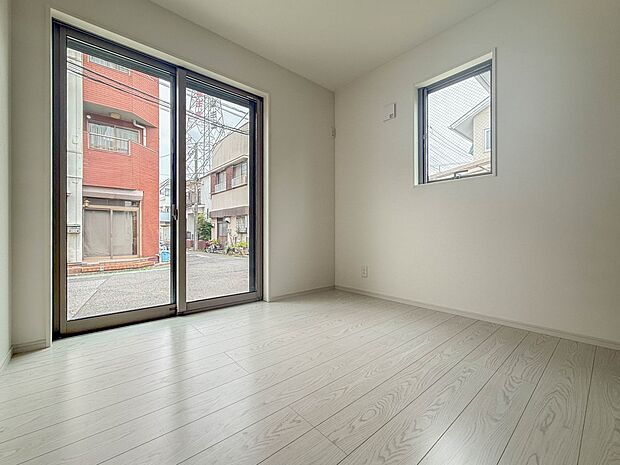 【洋室4.5帖】柔らかな陽光とフローリングの色味が調和した快適な空間。