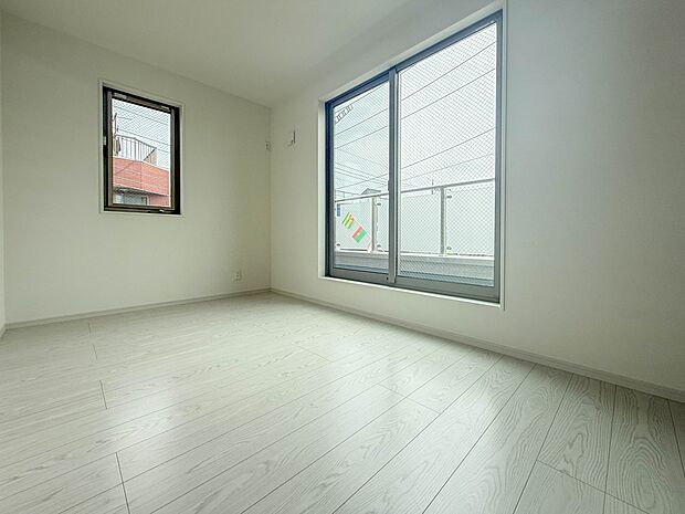 【洋室5.5帖】独立性を高めたお部屋。たっぷりの収納も配備しており、片付いた空間を実現出来そう。陽光も降り注ぐ明るく開放的な空間が魅力的。