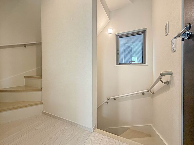 【手すり付階段】手すりがないと階段の昇り降りで危険なことはもちろん、壁に手をつきながら歩くことで壁紙が汚れやすくなります。すべての方に快適に昇り降りしていただくため、手すりを設置しました。