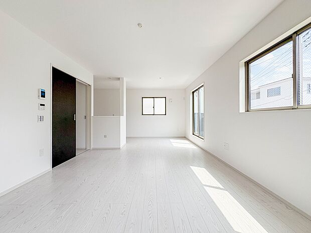 1号棟【LDK17.5帖】 整然とした空間演出、快適な理想の暮らしの実現は家のみの拘りではなく、そこで暮らす方々にとって素敵な環境であることも挙げられると思います。四季折々の変化が奏でる鼓…