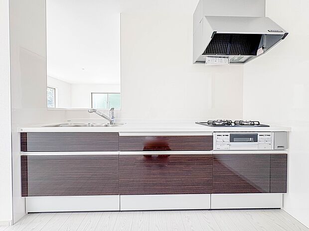 1号棟【キッチン】ナチュラルな自然光の中での調理。会話が弾む対面型キッチン。お洒落な食器類を余裕で収納できるスペース。動きやすい女性目線のキッチン動線。これからはお料理をつくる時間が劇的に変…