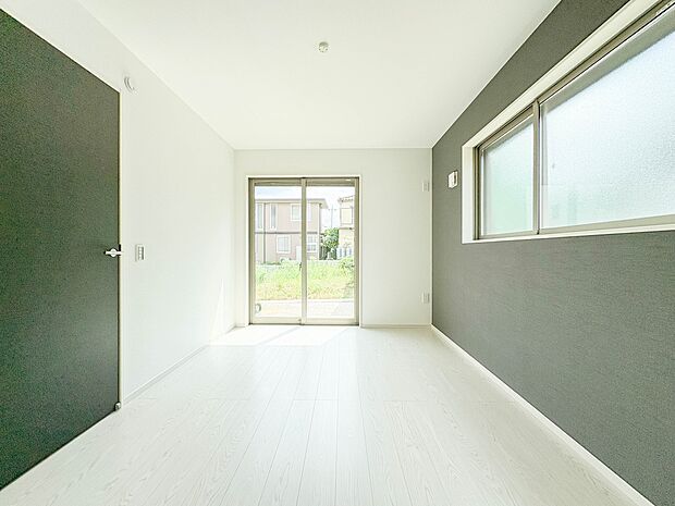 1号棟【寝室6帖】シンプルな内装はおしゃれのポイントです。シンプルは華美より飽きがこないからです。色や模様でおしゃれ感をだす。それがシンプルイズビューティーです。