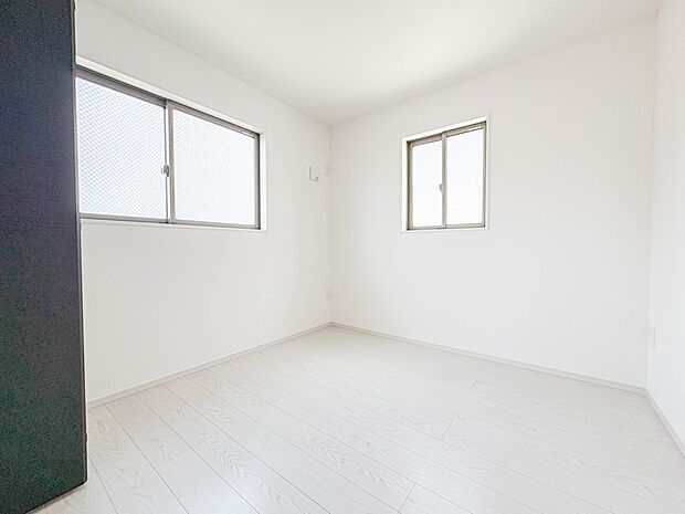 1号棟【子供部屋4.5帖】お子様のお部屋にぴったりなクロークを備えたフローリング仕様の洋室です。