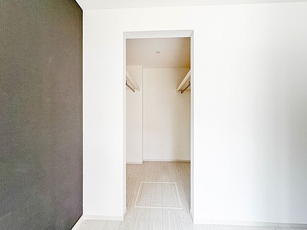 1号棟【6帖居室のWIC(ウォークインクローゼット)】 たくさんの洋服をかけてもシワになりにくいウォークインクローゼット。洋服以外にも、普段使わない家電やスーツケース、ストック品など何でも…