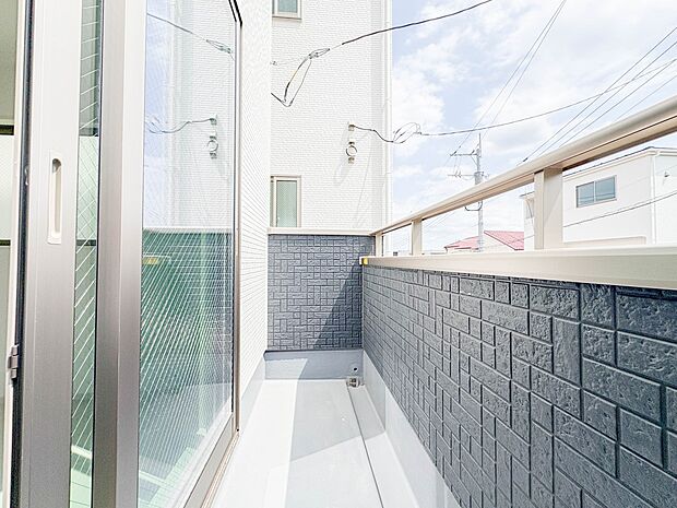 1号棟【バルコニー】朝の澄んだ空気や、夕方に吹く清々しい風を五感で感じられるバルコニー。屋外にあって、住まいの中でも本当の自然を感じられるスペースです。