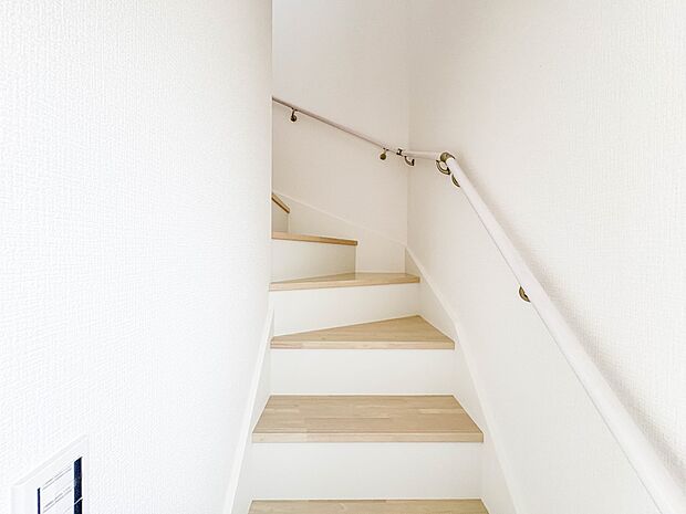 1号棟【手すり付き階段】手すりがないと階段の昇り降りで危険なことはもちろん、壁に手をつきながら歩くことで壁紙が汚れやすくなります。すべての方に快適に昇り降りしていただくため、手すりを設置しま…