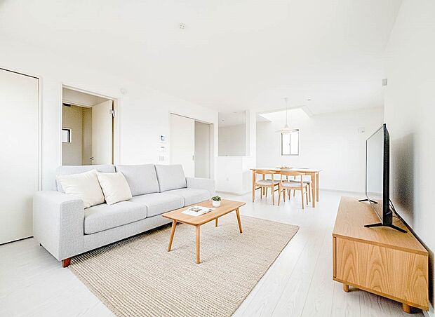 1号棟【LDK17.5帖】シンプルなデザインの家は風情がある。住む人のこだわりを感じる。外観も内装もいたってシンプル。居心地がよく、家事や趣味、子育てなどにも集中できる。家も人間も熟成するほ…