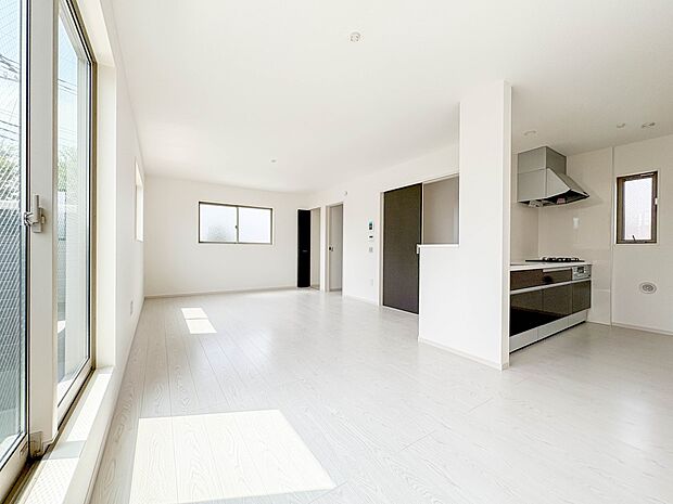 1号棟【LDK17.5帖】広々としたリビングダイニング。ゆったりとしたキッチン。生活動線をLDK に集中させ、ご家族が過ごしやすい空間設計にしました。