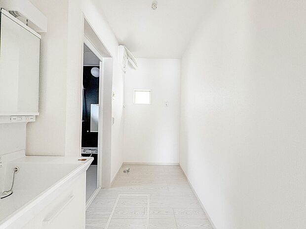 1号棟【脱衣所】洗面所は小さなプライベートスペース。歯磨き、洗顔と毎日施す個人空間。