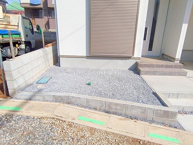 【前面道路】家の前をまっすぐの通りが走っている。クルマは少なく、人々は毎朝、ウォーキング、ジョギング、犬の散歩など、フリーな朝時間を過ごしている。