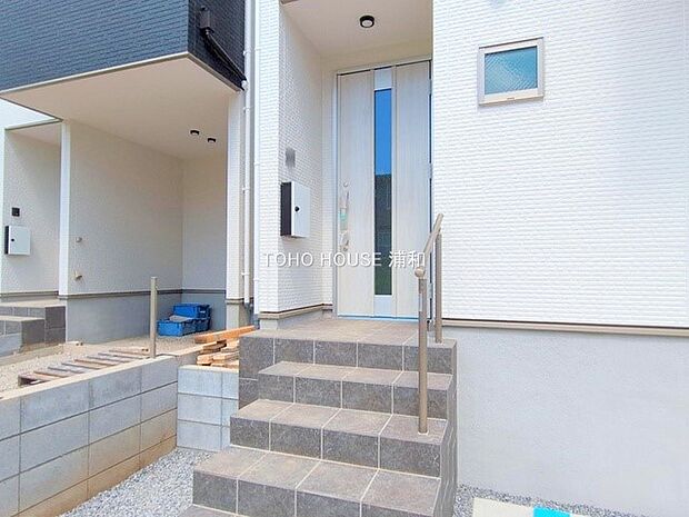 【玄関】玄関はおうちの顔と言われます。玄関アプローチは、外観デザインの印象を左右します。ご家族の個性を出しながら、素敵な玄関でお客様をお迎えしてください。