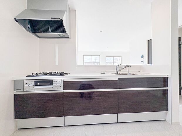 2号棟【カウンターキッチン】リビングにいるお子様と会話をしながら家事ができるカウンターキッチン。いま手があいているか、忙しそうなのか相手の様子を伺いながらコミュニケーションをとる訓練にもなり…