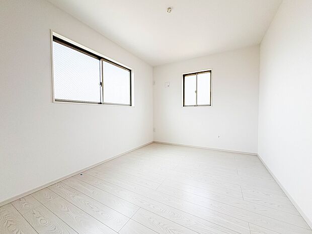 2号棟【寝室6帖】シンプルな内装はおしゃれのポイントです。シンプルは華美より飽きがこないからです。色や模様でおしゃれ感をだす。それがシンプルイズビューティーです。