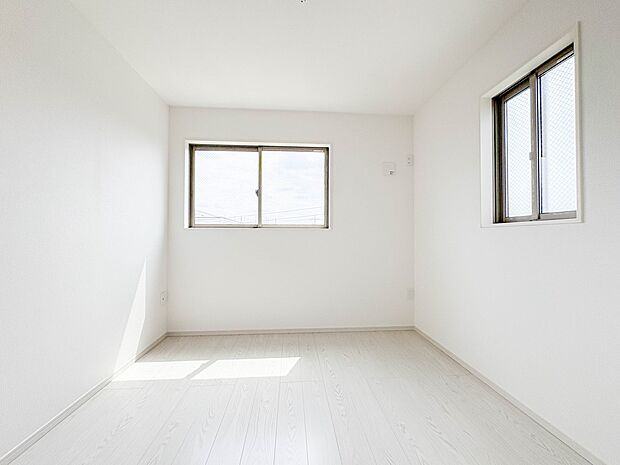 2号棟【子供部屋4.6帖】お子様のお部屋にぴったりなクロークを備えたフローリング仕様の洋室です。