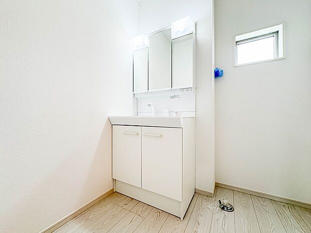 2号棟【三面鏡洗面化粧台】 ミラーを手前に引けば、楽な姿勢で髭剃りやメイクができます。合わせ鏡にすればヘアスタイルのチェックもラクラク。洗面化粧台のミラー裏にはたっぷり入る収納スペースを設…