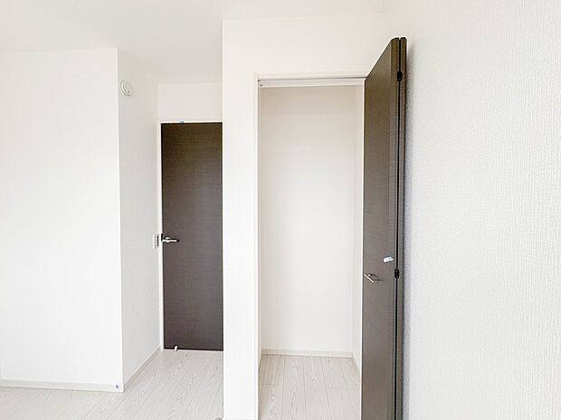 2号棟【4.6帖居室のCL(クローゼット）】  壁面クローゼットのメリットは、衣類が横一列に並ぶためひと目で洋服が選びやすいこと。衣類をたくさんお持ちの方も、限られたスペース内に無理なく収納…