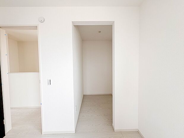 2号棟【6帖居室のWIC(ウォークインクローゼット)】 たくさんの洋服をかけてもシワになりにくいウォークインクローゼット。洋服以外にも、普段使わない家電やスーツケース、ストック品など何でも…