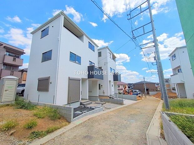 【前面道路】家の前をまっすぐの通りが走っている。クルマは少なく、人々は毎朝、ウォーキング、ジョギング、犬の散歩など、フリーな朝時間を過ごしている。