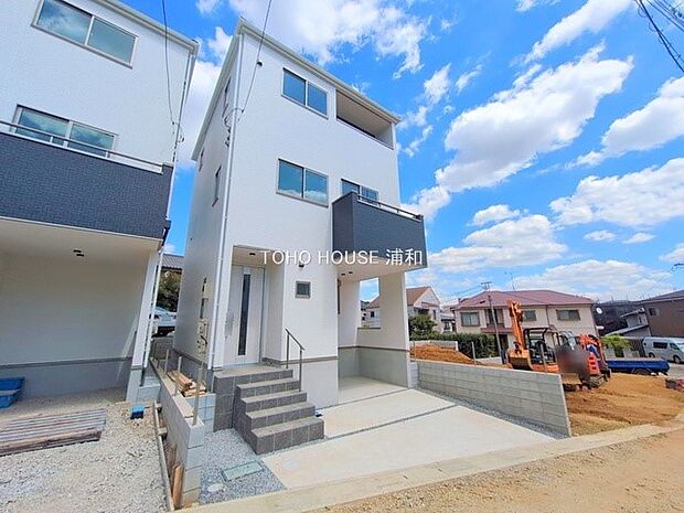 【前面道路】家の前をまっすぐの通りが走っている。クルマは少なく、人々は毎朝、ウォーキング、ジョギング、犬の散歩など、フリーな朝時間を過ごしている。