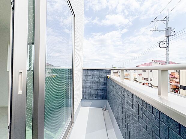 2号棟【バルコニー】  バルコニーから差し込む陽光・通風は、住環境・快適性と共に有り続ける貴重な「財産」です。