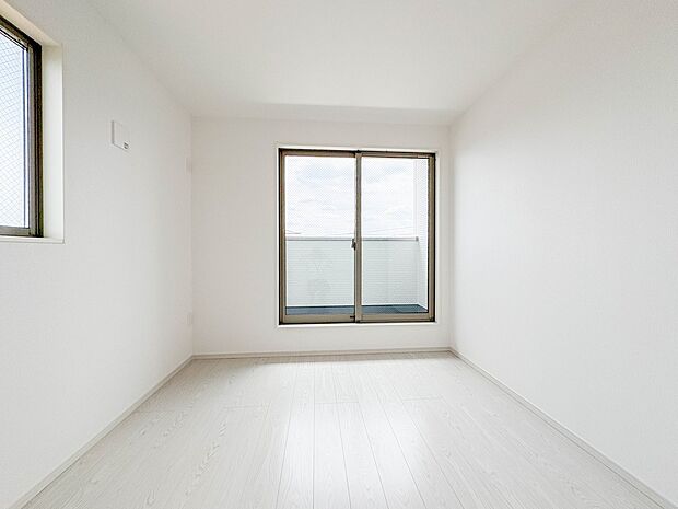 2号棟【Room-洋室5.7帖】 シンプルにデザインされた室内。家具やレイアウトでお好みの空間に。