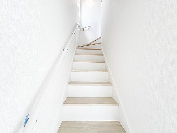 2号棟【手すり付き階段】手すりがないと階段の昇り降りで危険なことはもちろん、壁に手をつきながら歩くことで壁紙が汚れやすくなります。すべての方に快適に昇り降りしていただくため、手すりを設置しま…