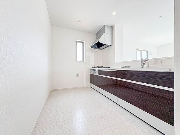 2号棟【ダイニングキッチン】会話でホッとコミュニケーションできるリビング。料理でホッとハピネスになるキッチンなど。人をホッとさせる最新設備・仕様を採用しています。