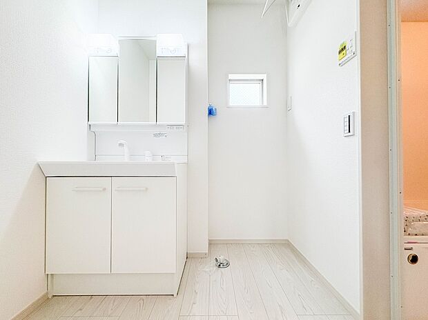 2号棟【脱衣所】洗面所は小さなプライベートスペース。歯磨き、洗顔と毎日施す個人空間。