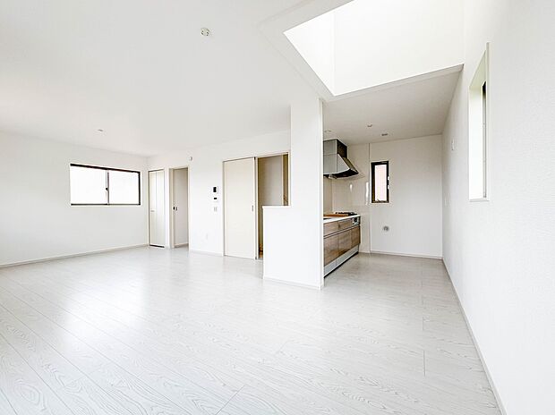 3号棟【LDK18.5帖】 お子様と会話をしながら家事ができるカウンターキッチン。いま手があいているか、忙しそうなのか相手の様子を伺いながらコミュニケーションをとる訓練にもなります。