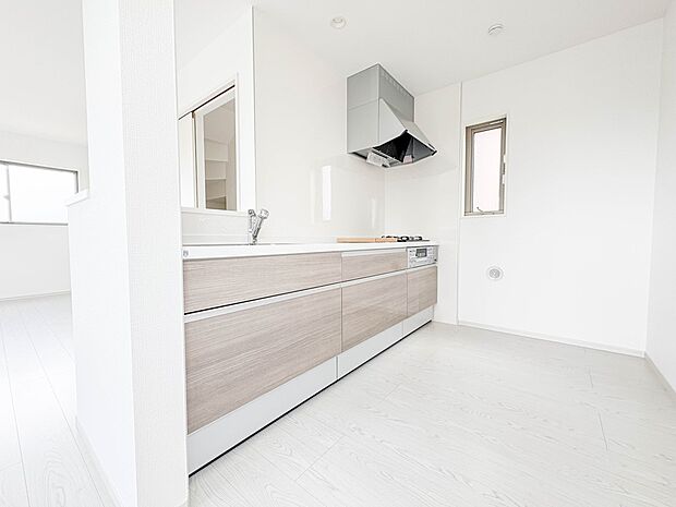 3号棟【キッチン】ナチュラルな自然光の中での調理。会話が弾む対面型キッチン。お洒落な食器類を余裕で収納できるスペース。動きやすい女性目線のキッチン動線。これからはお料理をつくる時間が劇的に変…