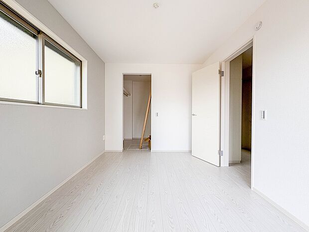 3号棟【寝室6帖】シンプルな内装はおしゃれのポイントです。シンプルは華美より飽きがこないからです。色や模様でおしゃれ感をだす。それがシンプルイズビューティーです。