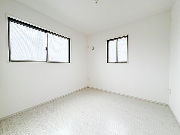 3号棟【子供部屋4.5帖】お子様のお部屋にぴったりなクロークを備えたフローリング仕様の洋室です。