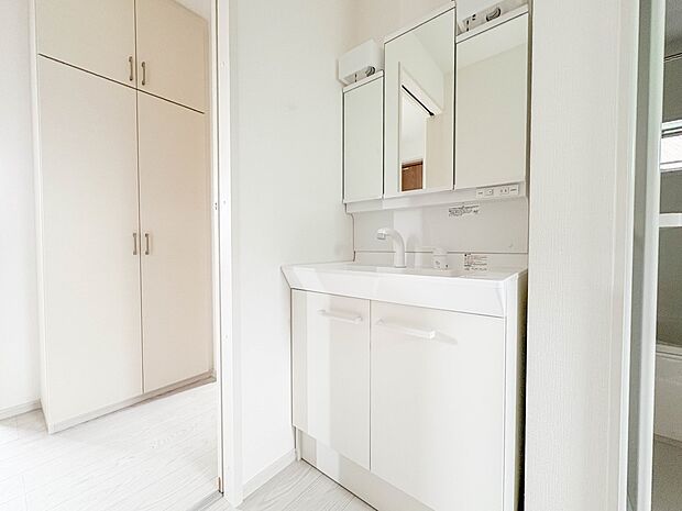 【三面鏡洗面化粧台】 ミラーを手前に引けば、楽な姿勢で髭剃りやメイクができます。合わせ鏡にすればヘアスタイルのチェックもラクラク。洗面化粧台のミラー裏にはたっぷり入る収納スペースを設けてい…