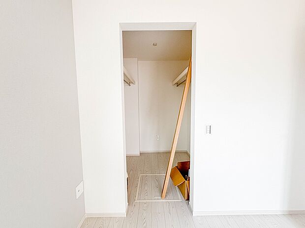 3号棟【6帖居室のWIC(ウォークインクローゼット)】 たくさんの洋服をかけてもシワになりにくいウォークインクローゼット。洋服以外にも、普段使わない家電やスーツケース、ストック品など何でも…