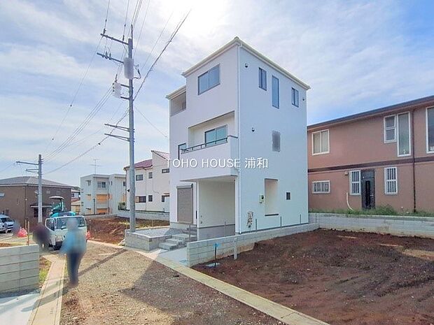 【前面道路4m】家の前をまっすぐの通りが走っている。クルマは少なく、人々は毎朝、ウォーキング、ジョギング、犬の散歩など、フリーな朝時間を過ごしている。