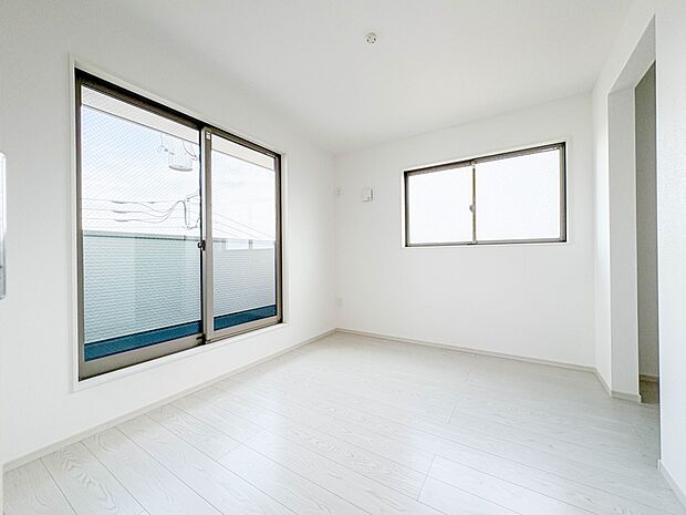 3号棟【Room-洋室5.2帖】 シンプルにデザインされた室内。家具やレイアウトでお好みの空間に。