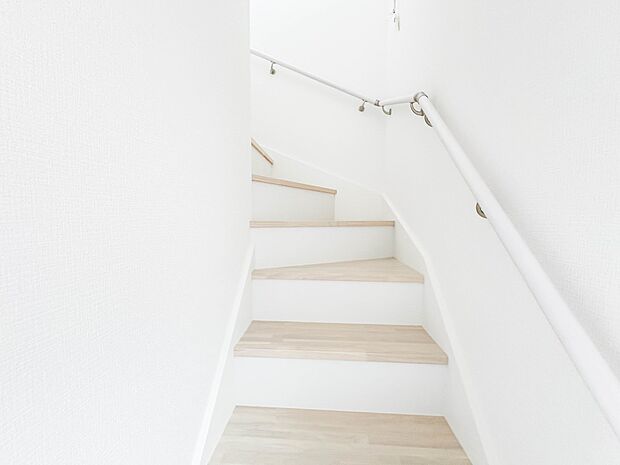 3号棟【手すり付き階段】手すりがないと階段の昇り降りで危険なことはもちろん、壁に手をつきながら歩くことで壁紙が汚れやすくなります。すべての方に快適に昇り降りしていただくため、手すりを設置しま…