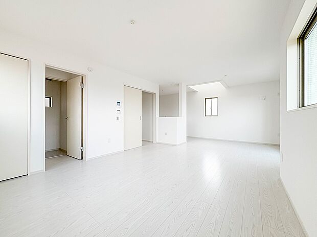 3号棟【LDK18.5帖】シンプルなデザインの家は風情がある。住む人のこだわりを感じる。外観も内装もいたってシンプル。居心地がよく、家事や趣味、子育てなどにも集中できる。家も人間も熟成するほ…