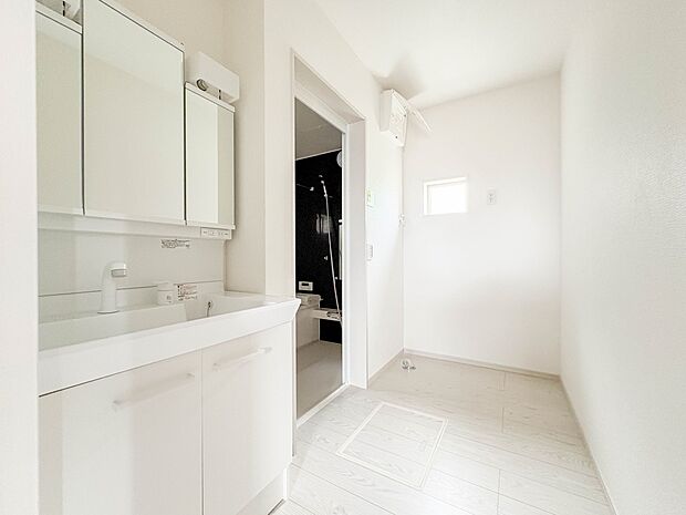 3号棟【Laundry space-ランドリースペース】毎日使う洗濯機。しっかりと奥行きのある置き場が確保されています。