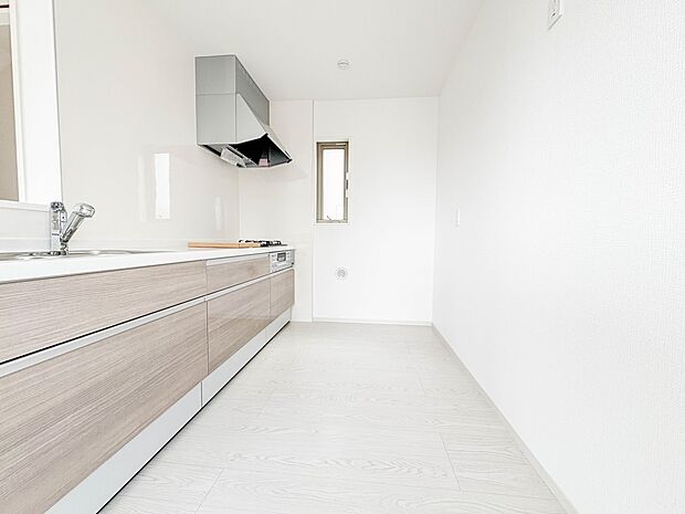 3号棟【ダイニングキッチン】ナチュラルな自然光の中での調理。お洒落な食器類を余裕で収納できるスペース。動きやすい女性目線のキッチン動線。これからはお料理をつくる時間が劇的に変わります。