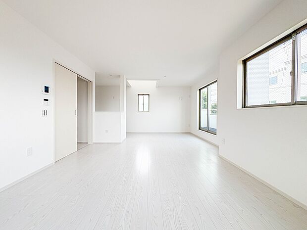 3号棟【LDK18.5帖】広々としたリビングダイニング。ゆったりとしたキッチン。生活動線をLDK に集中させ、ご家族が過ごしやすい空間設計にしました。